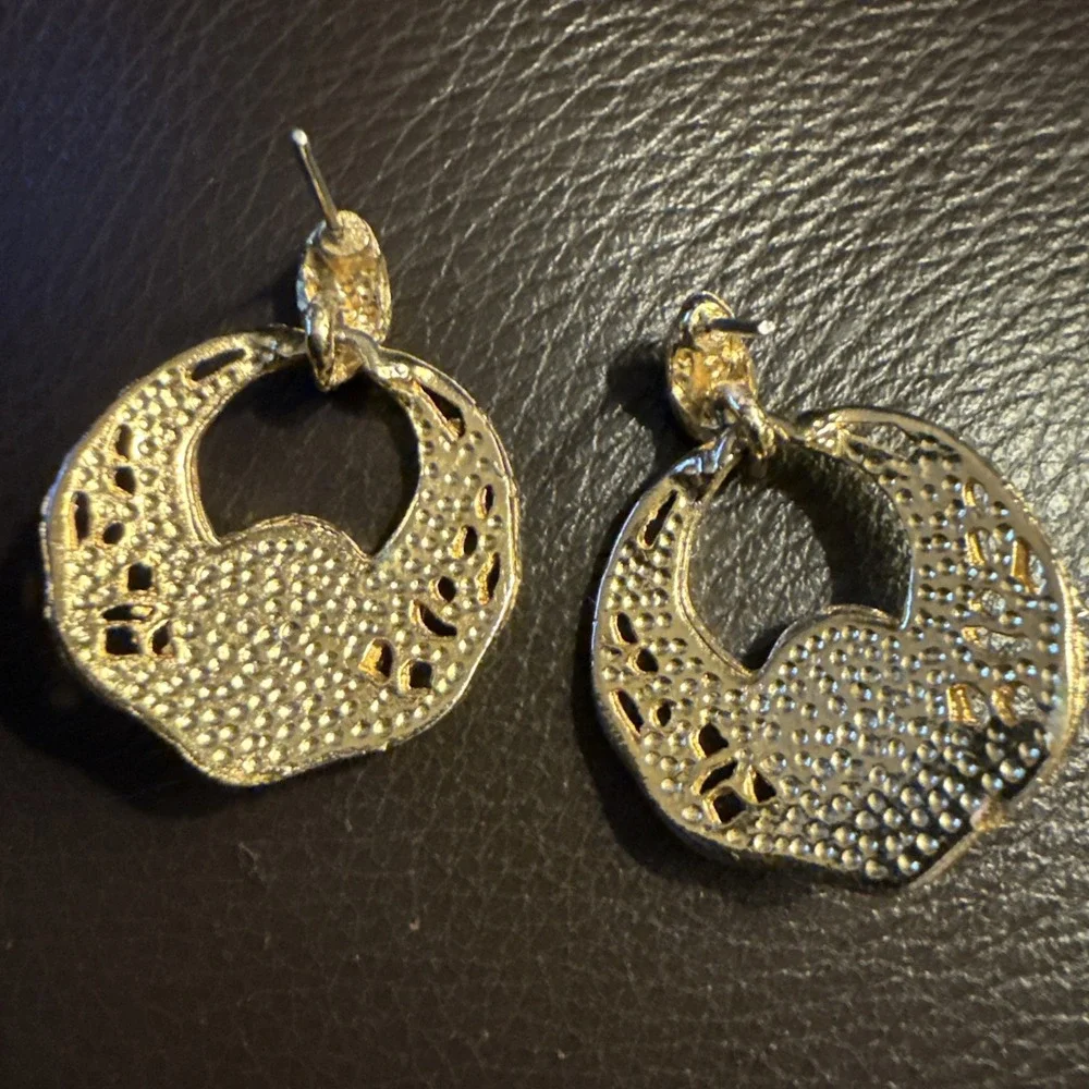 Vintage Gold Tone and Pearl Earrings. 30